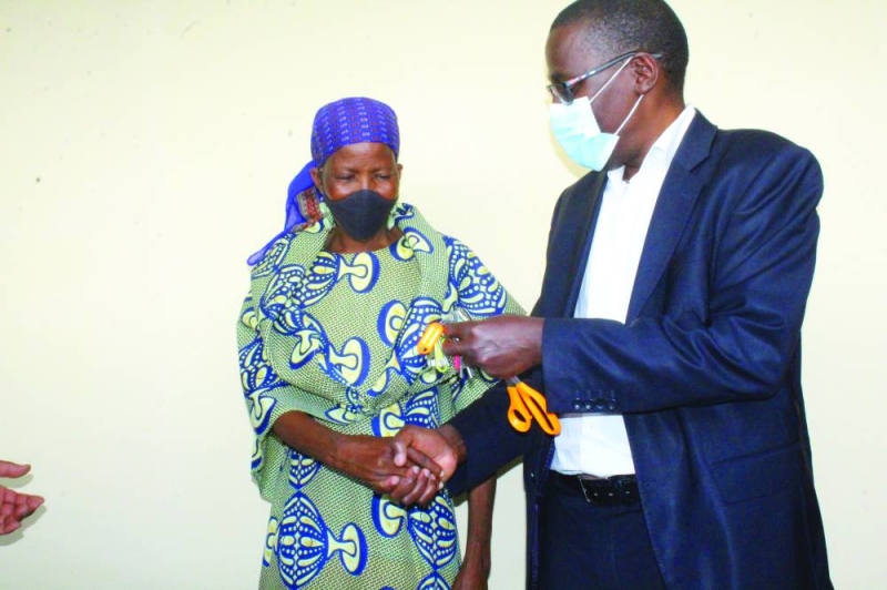 Phatshwane hading over the house keys to Majaga