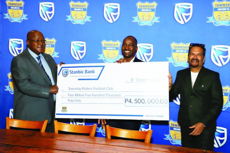 Stanbic Bank CEO, Chose Modise(centre) handing over a cheque to Rollers president Jagdish Shah (right) and Bennet Mamelodi PIC: MORERI SEJAKGOMO