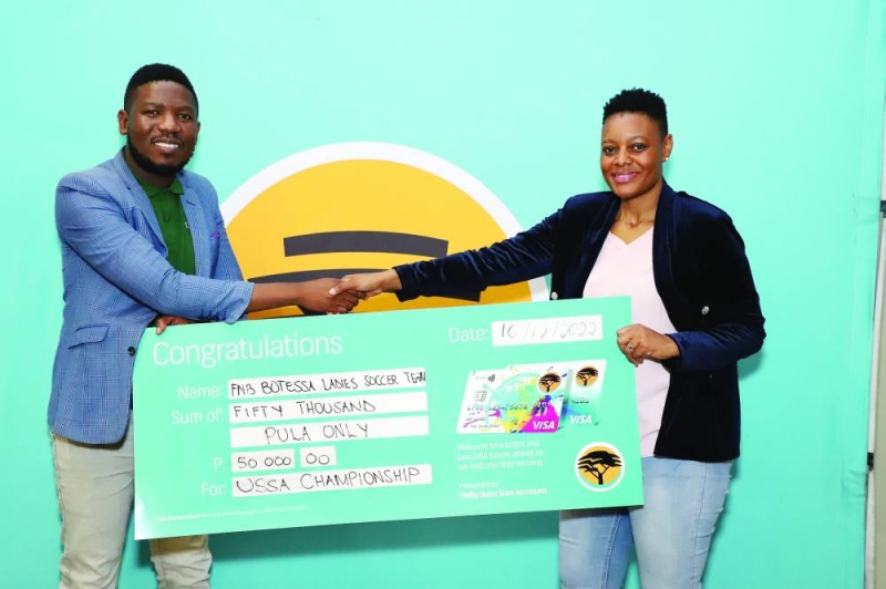 FNBB Director of Marketing and Commmunication Boga Chilinde Masebu(right) handing over a cheque to BOTESSA President Keorapetse setlhare PIC: MORERI SEJAKGOMO