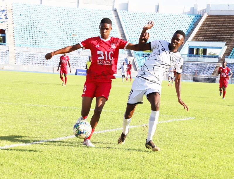 Tebogo Kopelang of Security Systems (left) fights for the ball with Boemo Lekorwe of Extension Gunners PIC: MORERI SEJAKGOMO