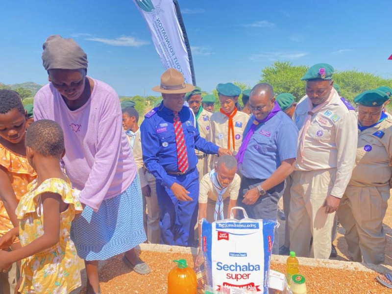 Africa Scout Committee Chair,Lt Maina Kiranga and Vice Chair Africa Scout Foundation hand food hampers to families in Thamaga