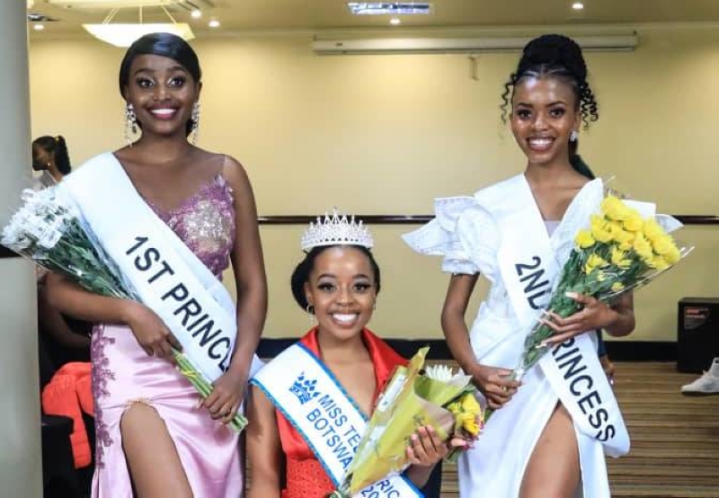 Miss Teen Africa Botswana queen Moilwa (centre) flanked by her first and second princesses