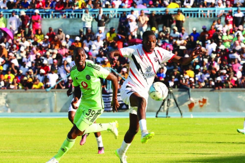 Thabang Sesinyi (Galaxy) controls the ball in front of Sandile Mthethwa (Pirates) PIC: PHATSIMO KAPENG
