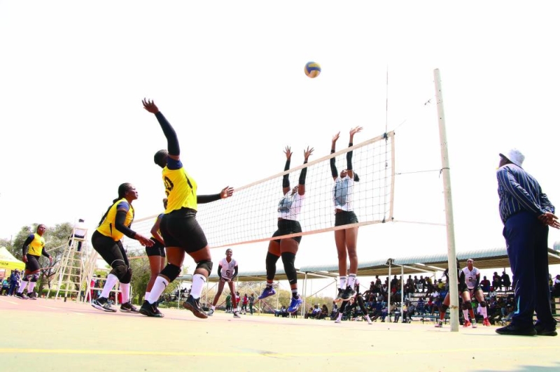 Mafolofolo (yellow) in action against Kutlwano (white) PIC: PHATSIMO KAPENG