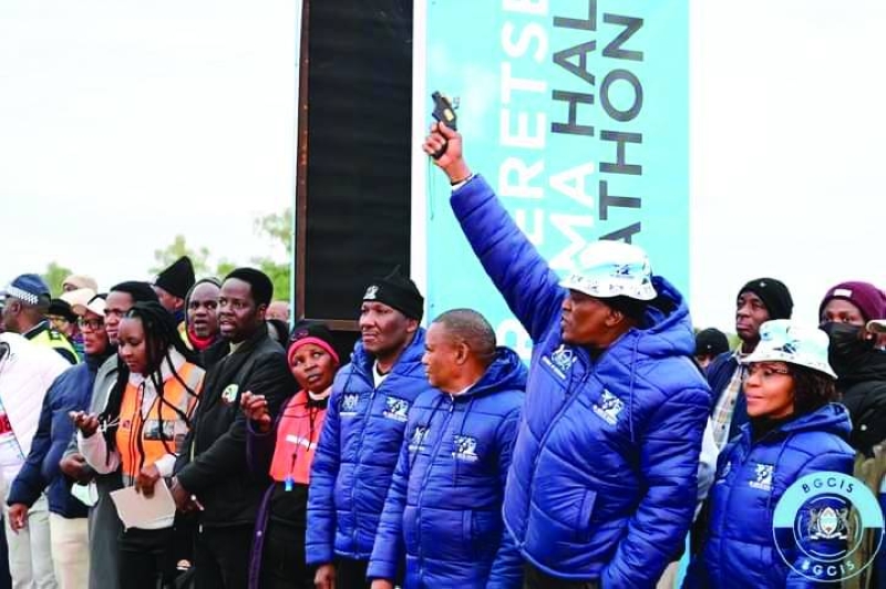 Dozens of Batswana converged in Serowe on Saturday to celebrate the life of the country’s founding father Sir Seretse Khama through the inaugural Sir Seretse Khama Commemoration Marathon.
