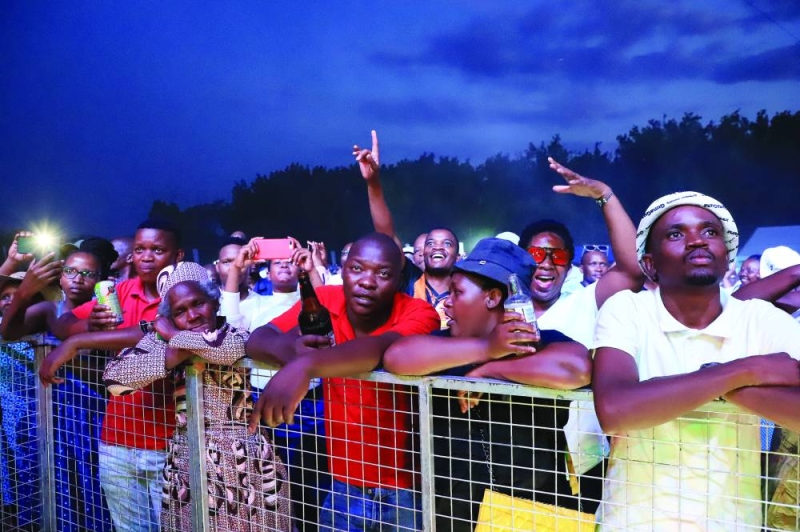 Even though at first there were a few people at Mmakgodumo Cultural festival, in the afternoon after lunch time a number of people flocked to the event and by night time the venue was filled to capacity PIC MORERI SEJAKGOMO