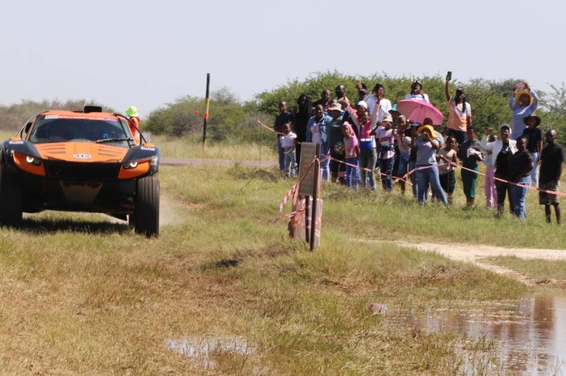 Spectators at the Sarona Kalahari 1000 race. PIC: KENNEDY RAMOKONE