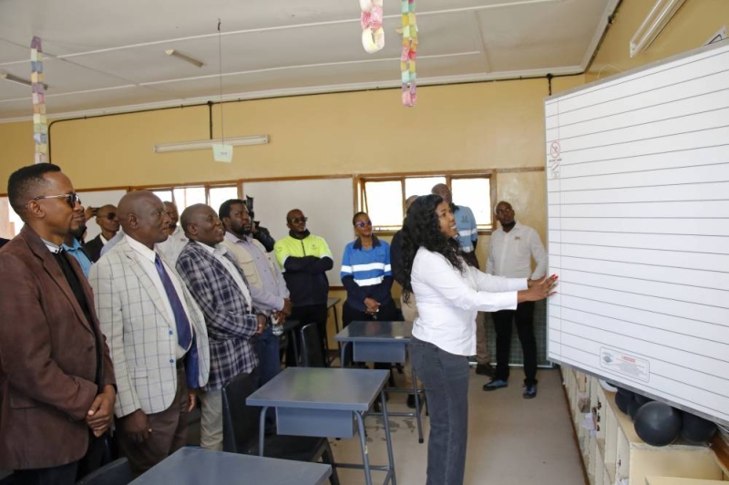 EH Construction/Lucara Botswana donates to Mmatshumu Primary School