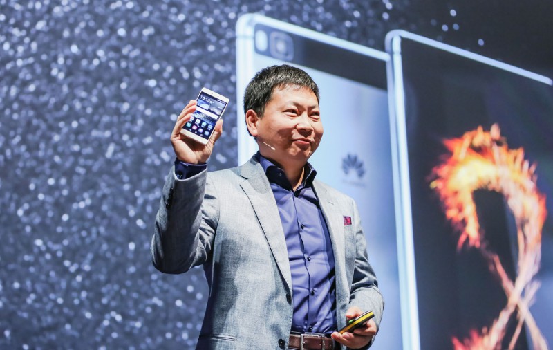 Richard Yu revealing the Huawei P8
