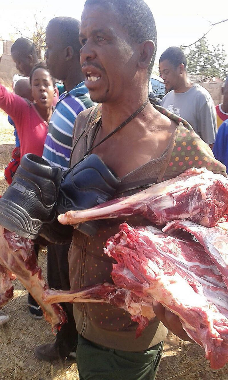 Monna yo o tshwerwe ka merwalo ya podi ya bogodu