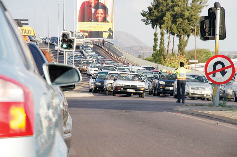 POLICE OFFICER CONTROLLING TRAFIC ALONG KODUMATSE DRIVE