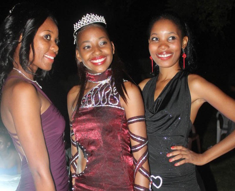 Ntubu flanked by first and second princess