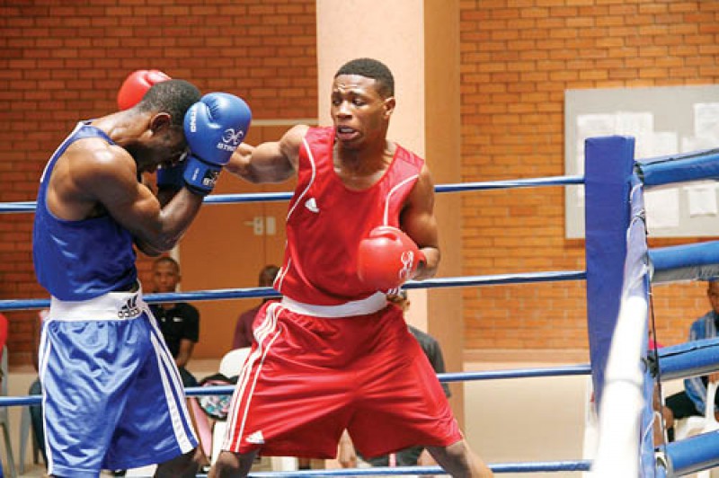 Kagiso Bagwasi in red and Bobeilwe Ookeditse. PIC: KABO MPAETONA