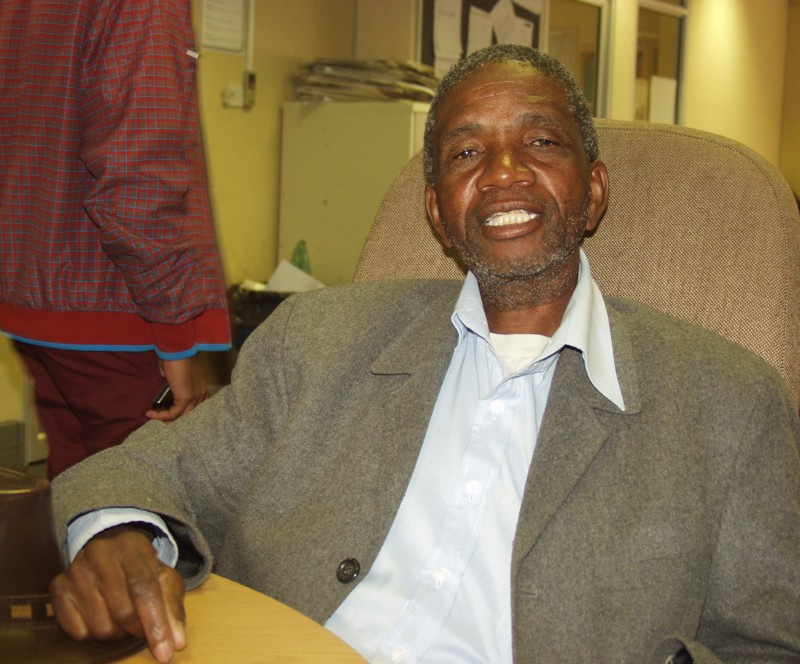 Basimane Mannaesi - Mothusamonnasetilo wa komiti e e rulaganyetsang moletlo wa go ipelela dingwaga tse di lekgolo tsa go nna teng ga motse wa Mookane. SENEPE ZOLANI KRAAI