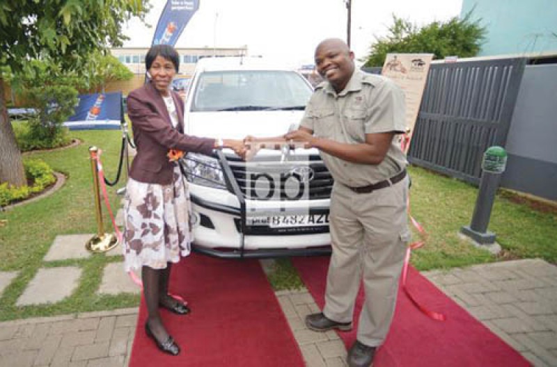 Dennis Ramokgau of Mmokolodi Nature Reserve receiving vehicle donation from KBT Chairperson Kata Maphange. PIC: PRESSPHOTO