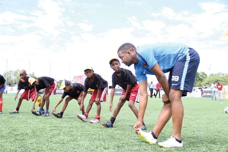 Kaizer Chiefs goalkeeper, Itumeleng Khune with the young players during the coaching clinic held on Friday. PIC: KAGISO ONKATSWITSE
