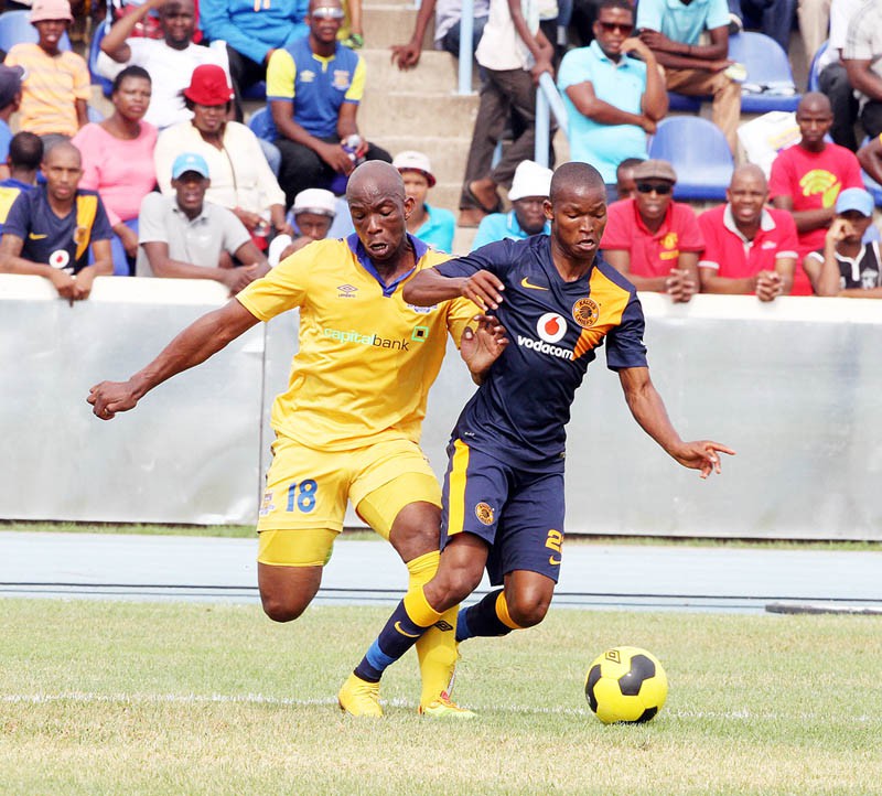 Not so epic: Otlantshekile Mooketsi (left) and Mandla Masango do battle during Saturday's encounter. The Rollers and Chiefs' encounter failed to live to pre- match billing despite the massive crowd. PIC: MORERI SEJAKGOMO