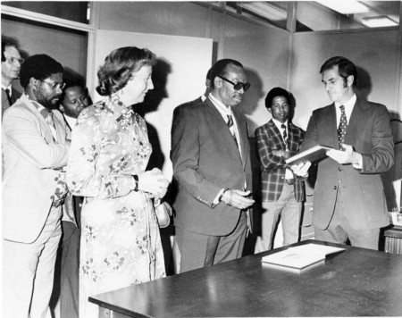 Hermans shows late president, Seretse Khama, the new Pula notes at their launch on July 22, 1976