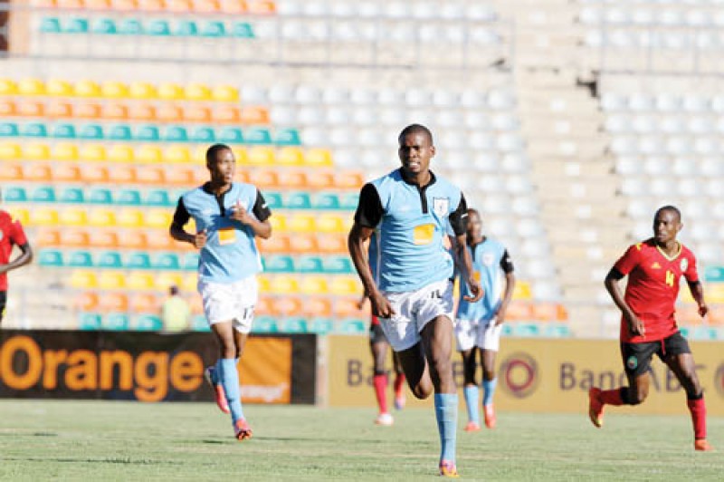 On the charge: The Zebras failed to kick the Mambas of Botswana in a 2- 1 defeat. PIC: MORERI SEJAKGOMO