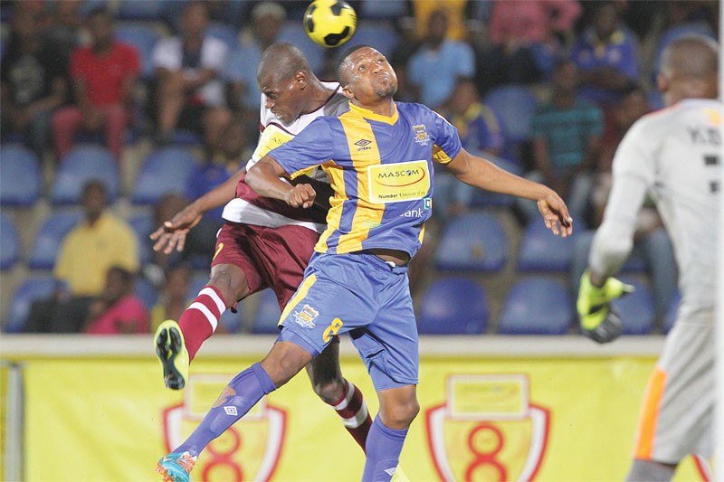 Tshepo Motlhabankwe (blue) of Rollers against Kawashu Makai(Maroon) of Police X1.PIC.KENNEDY RAMOKONE