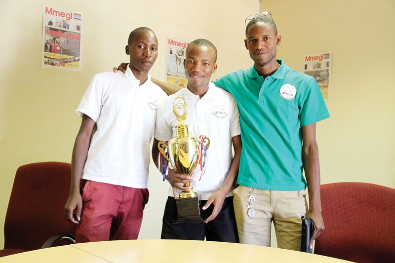 Gumpo (left) and Mathumo (right) flank champion, Mthethwa PIC: KABO MAPETONA