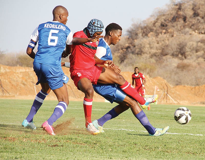 Close contest: BR Highlanders (in blue) and BDF XI to a 1- 1 draw in a beMobile Premiership encounter at the SSKB Stadium on Tuesday. PIC: KABO MPAETONA