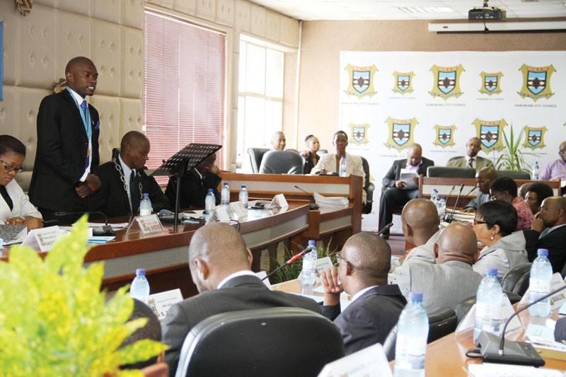 Thutlwe addressing full council meeting