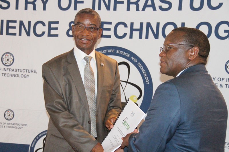 Minister Molefhi shaking hands with Prof Totolo during the compact agreement signing.PIC: MORERI SEJAKGOMO.