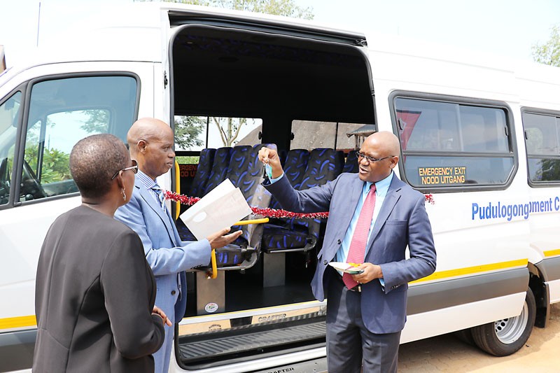 Debswana MD hands over the vehicle keys to board chairman.PIC: KAGISO ONKATSWITSE