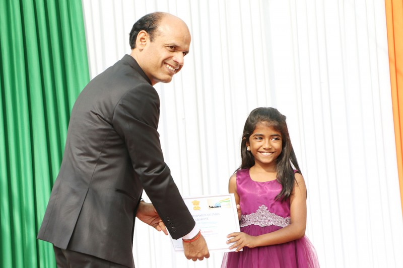 Indian High Commissioner to Botswana Dr Rajesh Ranjan awarding one of participant at the Republic day celebration.PIC: MORERI SEJAKGOMO